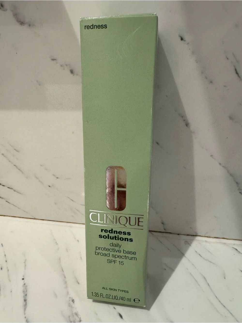 Clinique Redness Solutions Daily Protective Base SPF 15 - Light Green Box